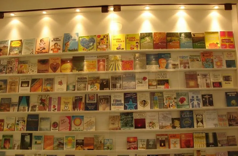 Estante com livros psicografados por Chico Xavier