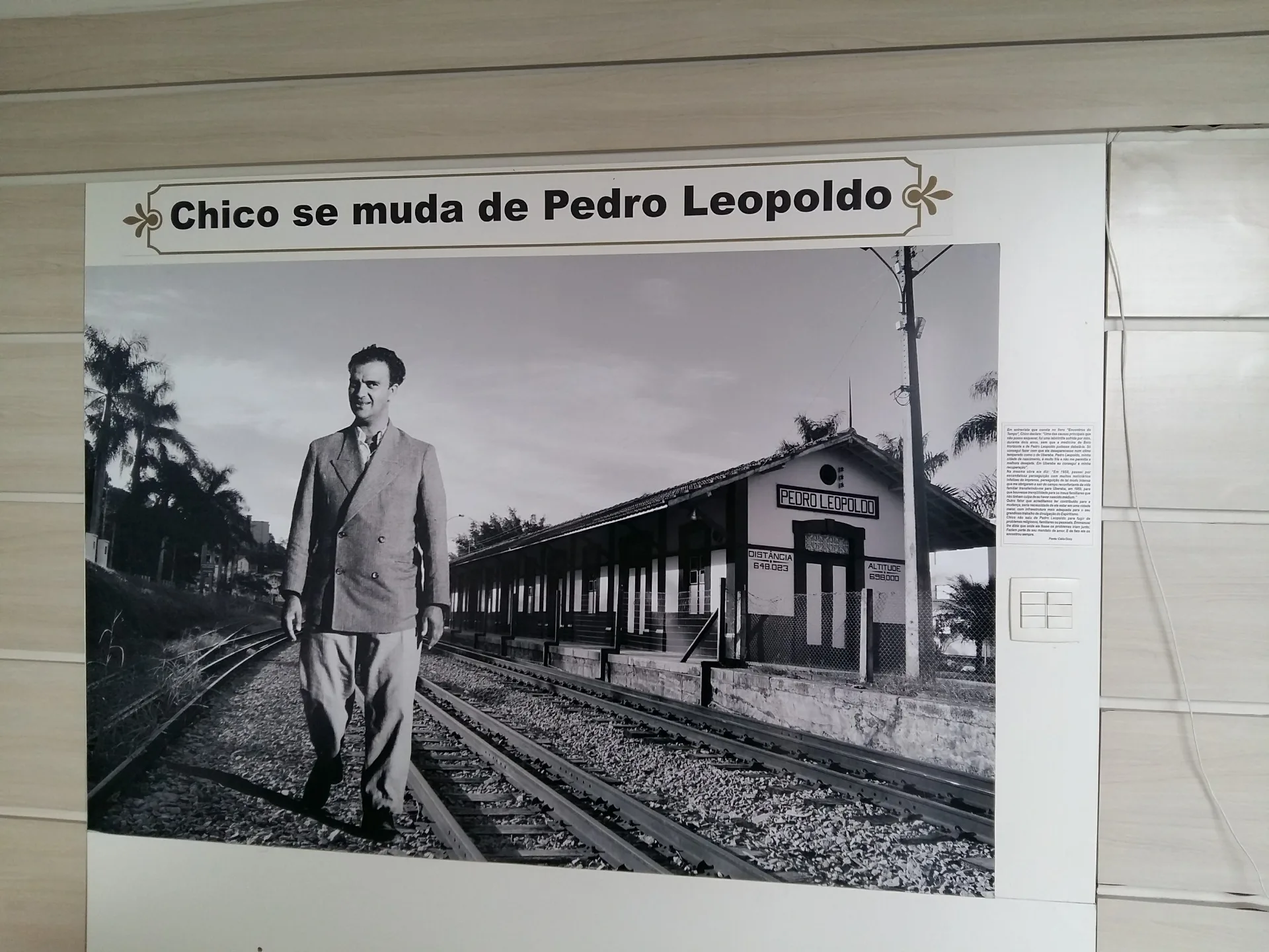 Chico Xavier caminhando pelos trilhos da estação ferroviária de Pedro Leopoldo
