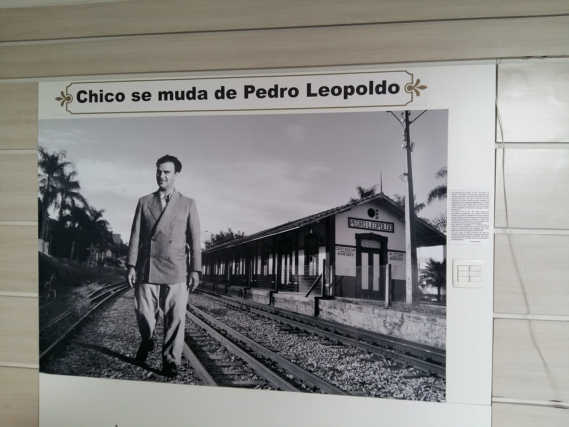 Chico Xavier caminhando pelos trilhos da estação ferroviária de Pedro Leopoldo