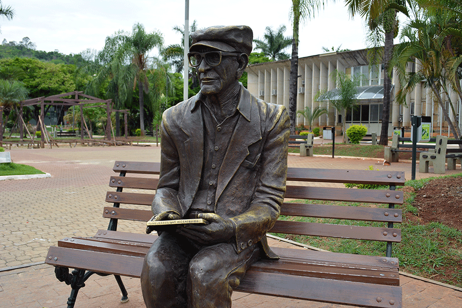 Estátua de bronze de Chico Xavier sentado em um banco, na cidade de Pedro Leopoldo